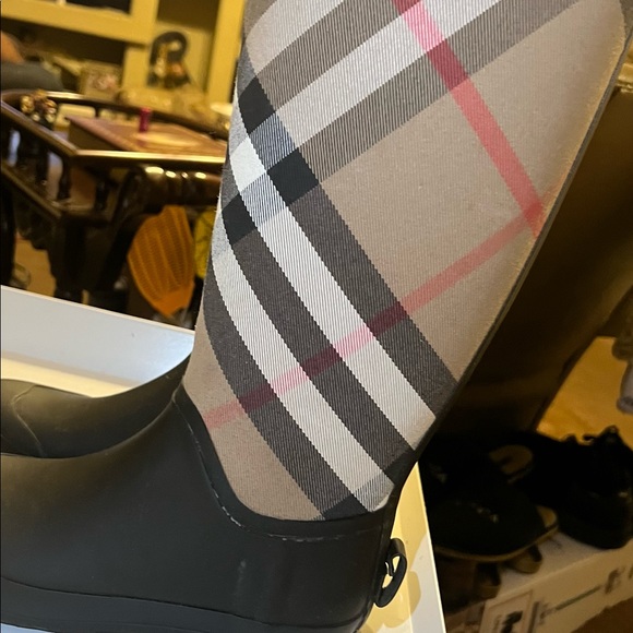 NIB BURBERRY Simeon Check Waterproof Rain Boots SZ 6.

1” heel

Pull-on - Picture 4 of 9